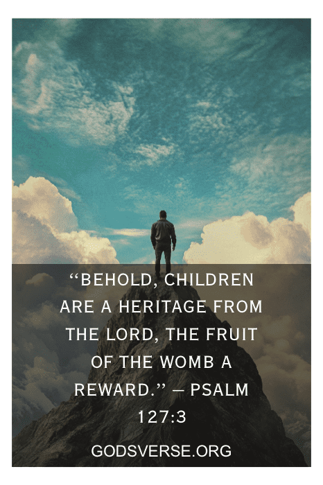 Persona de pie sobre una roca con el cielo de fondo, una cita del Salmo 127:3 sobre los niños acompaña a una inspiradora cita bíblica sobre los hombres; el texto dice "GODSVERSE.ORG.