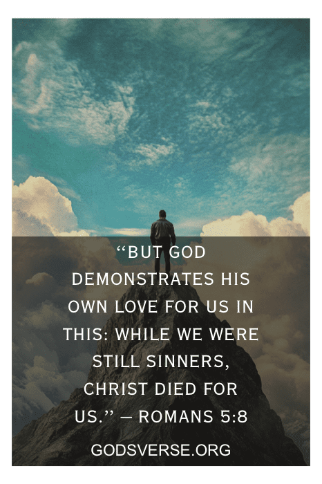 Uma pessoa está sob um céu nublado, refletindo sobre uma citação de Romanos 5:8 sobre o amor de Deus - um verdadeiro testamento de fé, oferecendo orientação inspiradora para homens que buscam força e propósito.