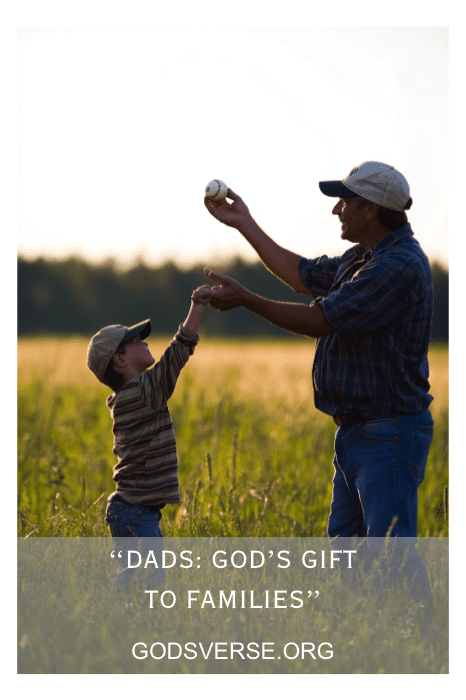 Padre e hijo jugando a la pelota en un campo al atardecer. Texto: "Papás: El regalo de Dios a las familias. Celébralo con los carteles de la Iglesia para el Día del Padre". godsverse.org.