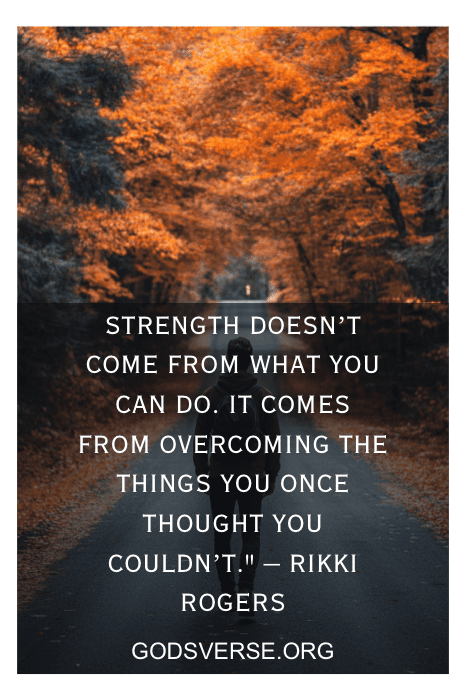 Un sendero de bosque otoñal está adornado con una cita motivadora de Rikki Rogers, perfectamente integrada en texto blanco sobre fondo oscuro. La escena cautiva, evocando la resiliencia de la que se hacen eco las citas de hombres rotos a las que hace sutiles guiños.