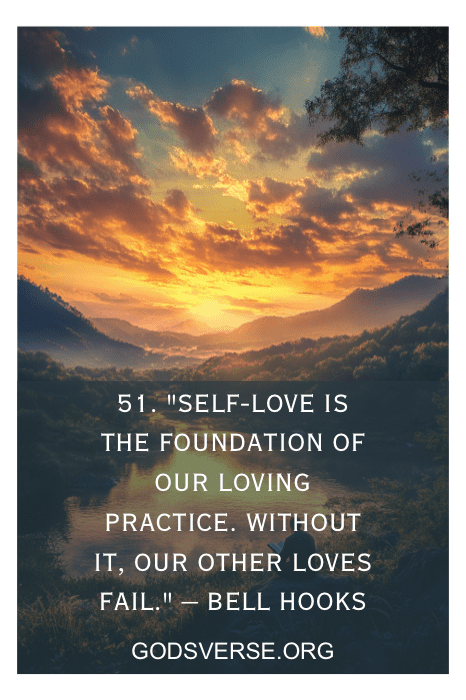 Pôr do sol sobre montanhas e lago com uma citação inspiradora de bell hooks sobre amor-próprio, perfeita para quem busca citações de amor-próprio para homens. Publicado por godsverse.org.