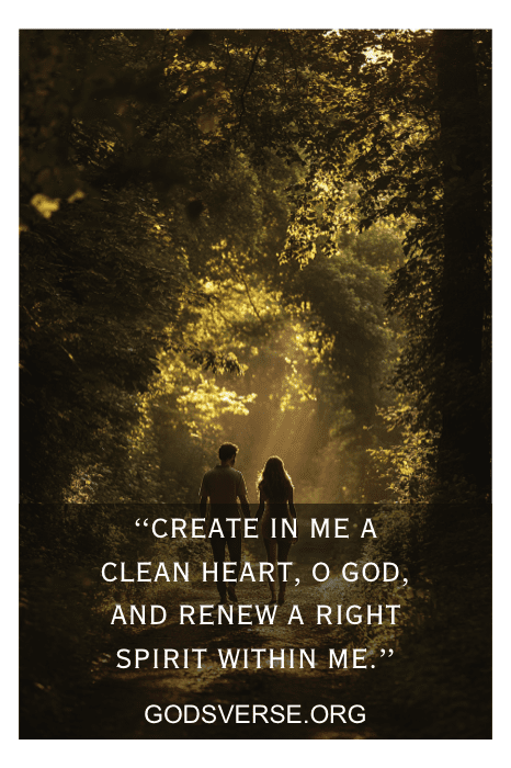 Um casal caminha por uma trilha na floresta iluminada pelo sol, incorporando o espírito de união enquanto reflete sobre os versículos da Bíblia sobre viver juntos antes do casamento, com a sobreposição de texto: "Cria em mim um coração puro, ó Deus...