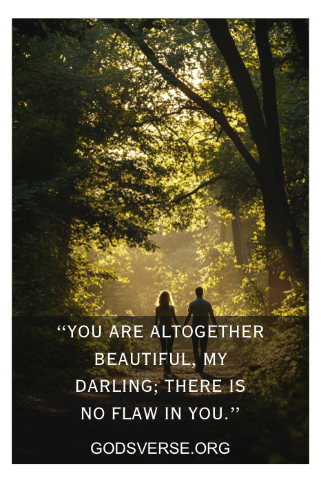 Una pareja pasea por un bosque iluminado por el sol, envuelta en la belleza de la naturaleza. Una cita sobre la gracia divina y la esencia de las virtudes de una esposa bíblica se superponen desde Godsverse.org, capturando la serenidad de su viaje.