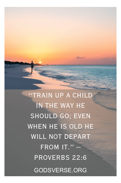Una persona pasea por la playa al atardecer, reflexionando sobre Proverbios 22:6, una de las citas bíblicas eternas sobre los hombres y sus caminos.