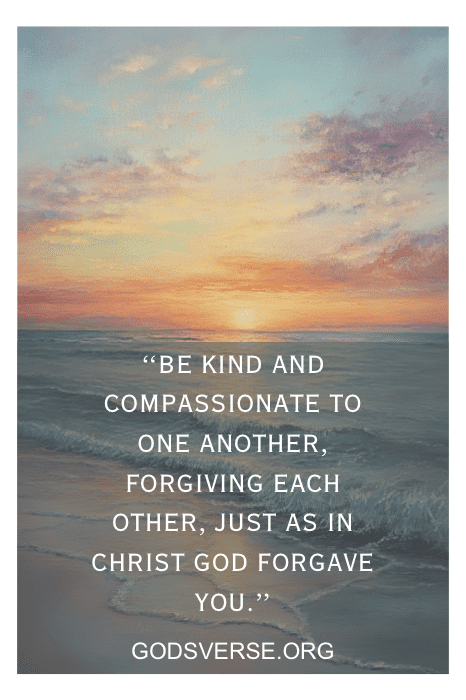 Pôr do sol sobre o oceano com a citação: "Be kind and compassionate..." (Seja gentil e compassivo...) do Godsverse.org, ecoando a sabedoria gentil encontrada em Marriage Bible Verses for Wedding vows (Versículos bíblicos sobre casamento para votos de casamento).