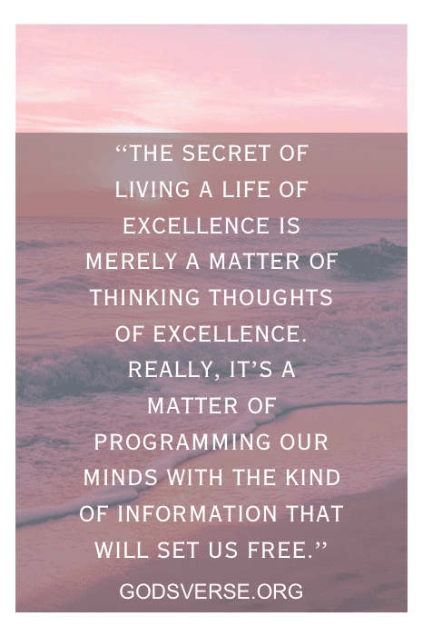 Citação inspiradora sobre excelência em um fundo rosa do oceano, com a sabedoria de Charles Swindoll.