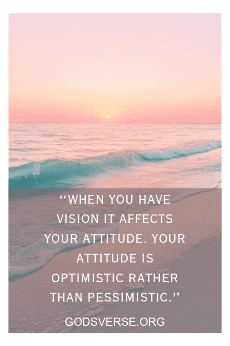 Oceano ao pôr do sol com a citação de Charles Swindoll: "Quando você tem visão, isso afeta sua atitude. Sua atitude é otimista em vez de pessimista.