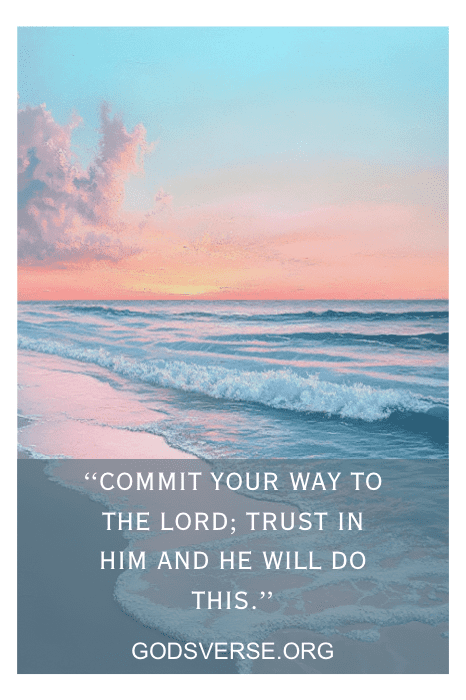 Puesta de sol en una playa tranquila con una cita devocional inspiradora sobre la confianza en Dios, de godsverse.org.