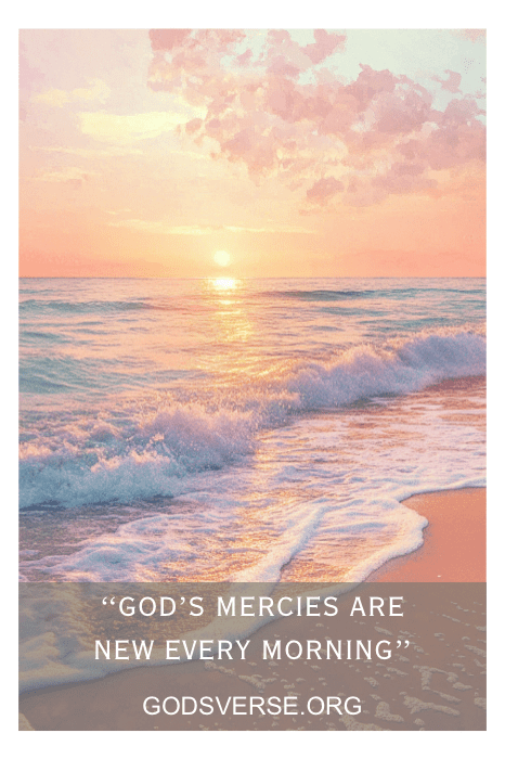 Nascer do sol sobre as ondas do mar com uma citação: "As misericórdias de Deus são novas a cada manhã", capturando perfeitamente os dizeres dos sinais da Igreja para janeiro. Na parte inferior, "GodsVerse.org" convida à reflexão.