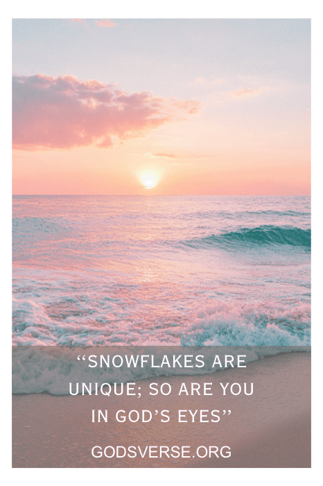 Pôr do sol na praia com ondas; o texto diz "Snowflakes are unique; so are you in God's eyes" (Flocos de neve são únicos; você também é aos olhos de Deus) - Godsverse.org. Perfeito para uma placa de igreja com os dizeres deste mês de janeiro.
