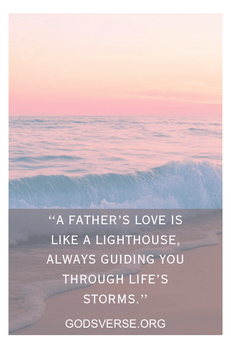 Una serena escena de playa con una cita de godsverse.org sobre el amor de un padre como faro guía, que ofrece consuelo a quienes buscan citas para alguien cuyo padre ha fallecido.