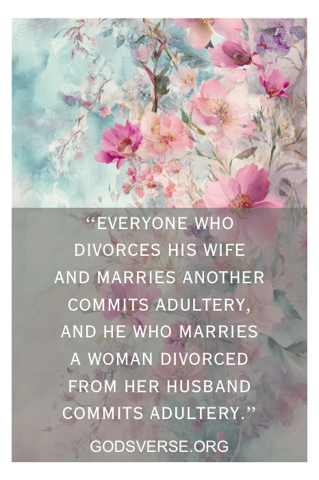 Texto sobre fundo floral: "Todo aquele que se divorcia... comete adultério". Explore mais ideias e versículos da Bíblia sobre viver juntos antes do casamento em Godsverse.org.