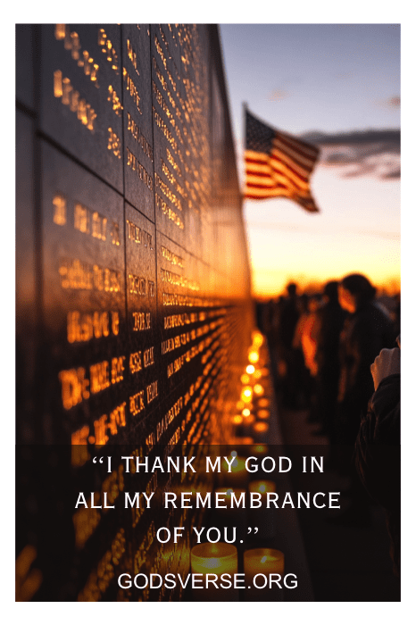 Parede com velas acesas, céu ao pôr do sol e uma bandeira americana. Texto: "Agradeço ao meu Deus em todas as minhas lembranças de você". Perfeito para refletir sobre o Memorial Day e encontrar consolo nos versículos da Bíblia.