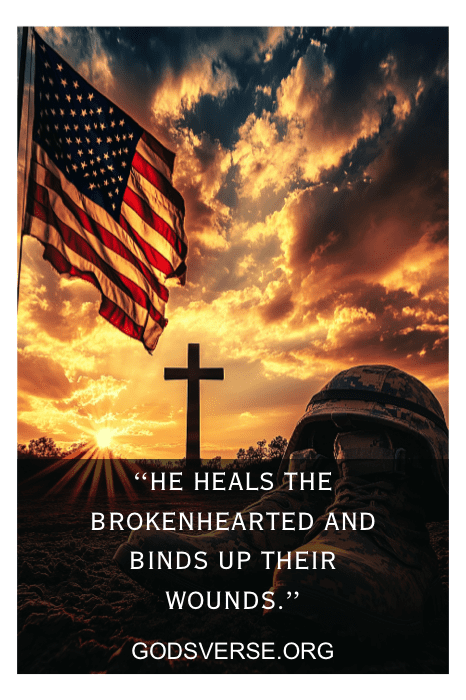 Bandeira americana, cruz e capacete de soldado ao pôr do sol com a citação: "Ele cura os quebrantados de coração e cura suas feridas", capturando perfeitamente o espírito dos versículos bíblicos do Memorial Day.