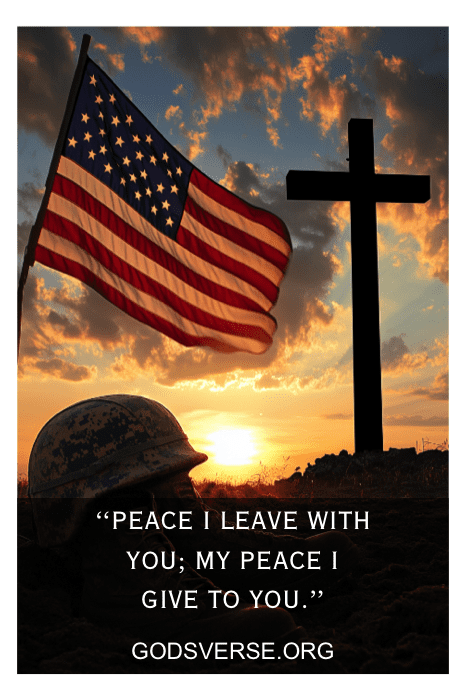Silhueta de uma cruz e da bandeira dos EUA ao pôr do sol com o texto "Peace I leave with you" e "Godsverse.org". Uma homenagem que reflete os versículos bíblicos do Memorial Day.