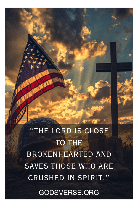 Bandeira dos EUA e cruz ao pôr do sol com o texto: "O Senhor está perto dos que têm o coração partido..." (GODSVERSE.ORG). Encontre conforto com os versículos bíblicos para o Memorial Day.