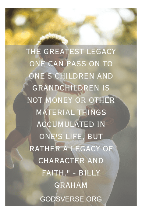 Un adulto levanta alegremente a un niño en el aire, encarnando un legado eterno. Como Billy Graham reflexionó una vez sobre el impacto que dejamos atrás, este momento nos trae a la mente inspiradoras frases del día del padre negro que celebran los lazos duraderos y los recuerdos más preciados.
