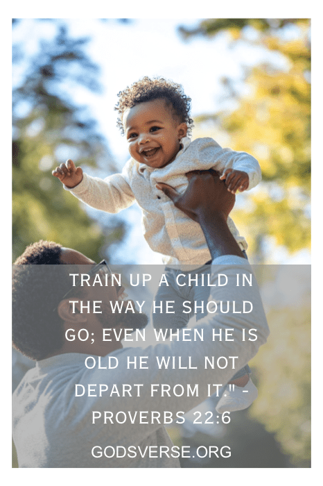 Un adulto levanta alegremente a un niño feliz al aire libre, con una inspiradora cita de Proverbios 22:6 superpuesta, celebrando la esencia de las citas negras del Día del Padre.
