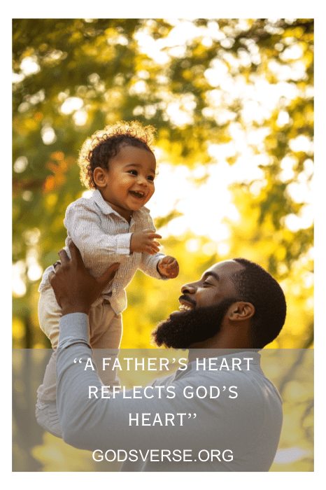 Padre levantando y sonriendo a un niño alegre a la luz del otoño, con el texto "El corazón de un padre refleja el corazón de Dios". Perfecto para los carteles de la iglesia en el Día del Padre.