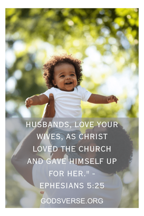 Un bebé sonriente es alzado alegremente por un adulto, acompañado de un versículo bíblico sobre el amor y el sacrificio. Esta conmovedora imagen coincide con la esencia de las citas del Día del Padre Negro, que celebran los profundos lazos y la devoción compartidos entre los padres y sus hijos.