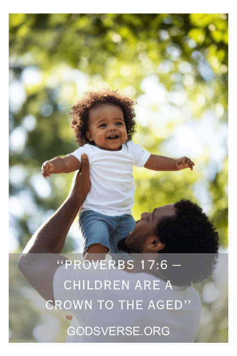 Un hombre levanta a un niño sonriente al aire libre, celebrando un vínculo especial, con una cita de Proverbios 17:6 debajo. Perfecto para los carteles de la iglesia para el Día del Padre, el mensaje está bellamente capturado y compartido en godsverse.org.