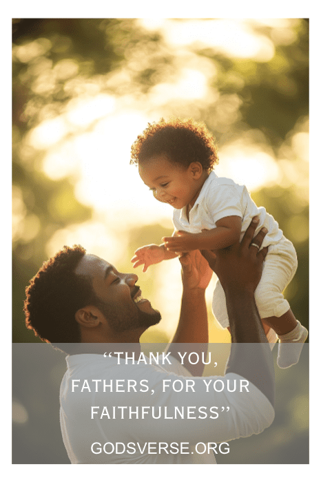 Padre levantando alegremente a su hijo al aire libre; el texto dice: "Gracias, padres, por vuestra fidelidad". Celebra este día tan especial con las conmovedoras Señales de Iglesia para el Día del Padre de Godsverse.org.
