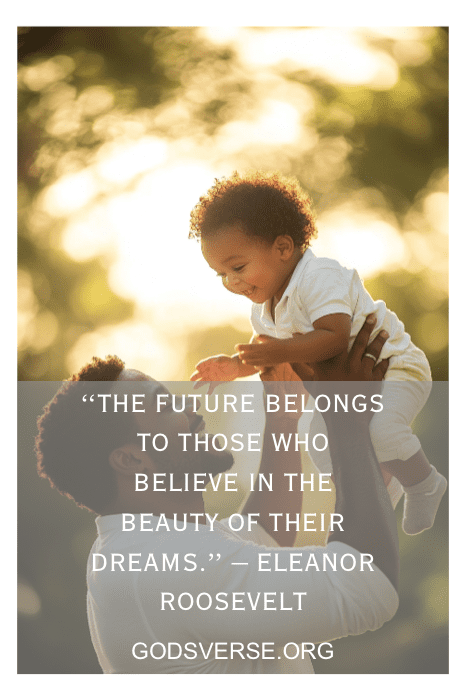 Um pai levanta um bebê sorridente sob o céu aberto, incorporando o espírito de Eleanor Roosevelt: "O futuro pertence àqueles que acreditam na beleza de seus sonhos". Assim como as citações de incentivo ao namorado para homens, trata-se de inspirar fé e esperança.