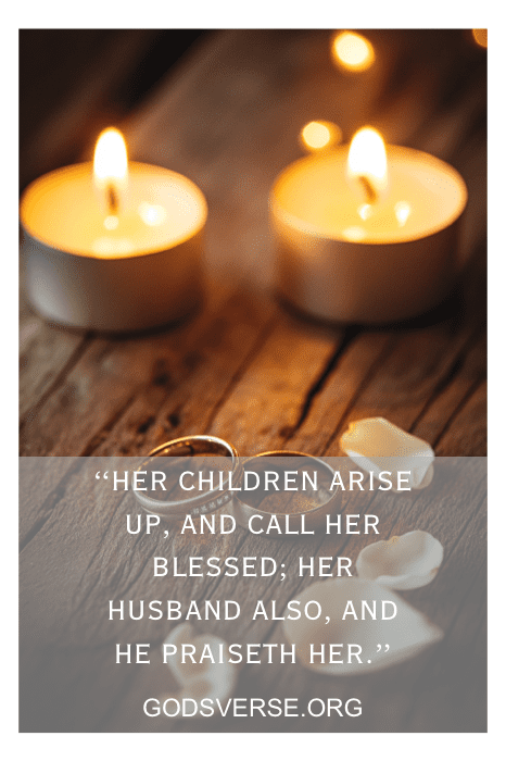Dos velas encendidas y pétalos acompañan una cita sobre bendiciones y alabanzas de los hijos y el marido en madera, inspirada en versículos de la Biblia sobre el amor y el matrimonio RVR.