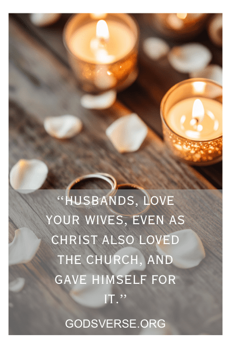 Velas encendidas, pétalos de rosa y anillos de boda con una cita bíblica de Godsverse.org sobre el amor y el matrimonio de la colección Versículos de la Biblia sobre el amor y el matrimonio RVR.
