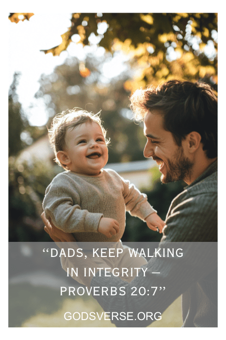 Un padre sostiene a su sonriente bebé al aire libre, encarnando la esencia de la integridad de Proverbios 20:7. Es un momento perfecto, muy parecido a esos mensajes conmovedores que se ven en los carteles de las iglesias para el Día del Padre, que celebran los lazos y los valores intemporales.