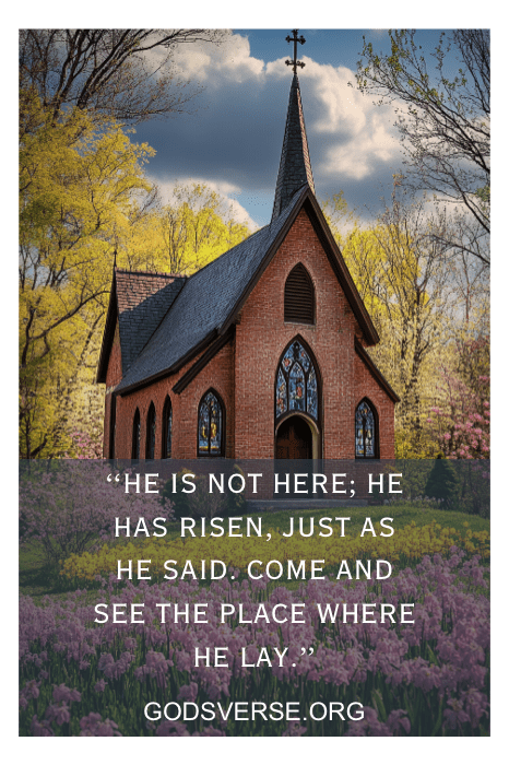 En medio de un tapiz de flores, se alza una pequeña iglesia adornada con una inspiradora cita de Pascua de godsverse.org, que celebra la resurrección y la renovación.