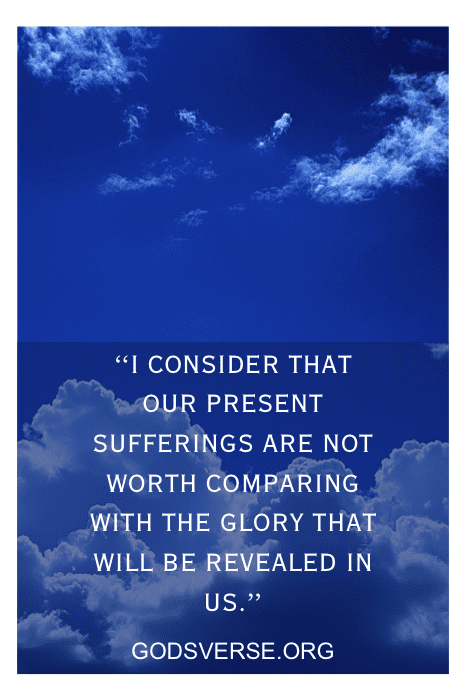Céu azul com nuvens e texto: "Considero que os nossos sofrimentos atuais... glória que será revelada em nós". Visite godverse.org para ver os versículos bíblicos sobre desespero.