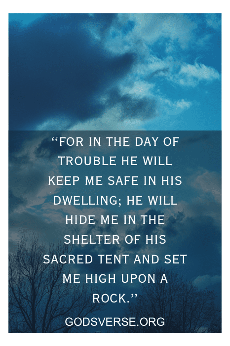 Texto em uma imagem de um céu nublado: "For in the day of trouble..." (Porque no dia da angústia...) de godsverse.org, oferecendo consolo com Versículos Bíblicos para o Desespero.