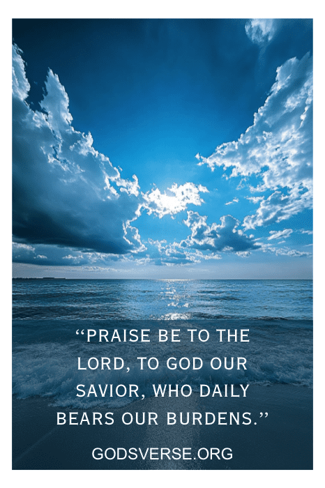 Dramática vista del océano con nubes y rayos de sol, con un versículo bíblico sobre el apoyo de Dios de godsverse.org. Esta inspiradora escena invita a la reflexión, centrándose en citas de Dios para elevar su espíritu y profundizar en su fe.