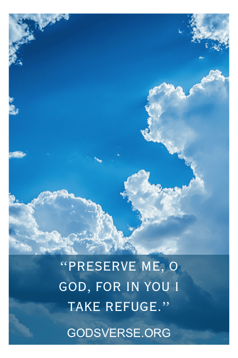 Céu azul com nuvens brancas e a citação: "Preserva-me, ó Deus, porque em ti me refugio", um lembrete da confiança em Deus em tempos difíceis.