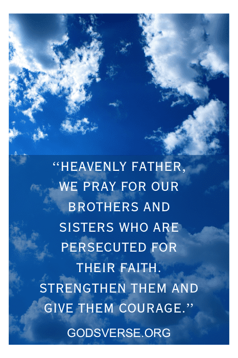 Fondo de cielo nublado con un texto de oración sobre el valor y la fe, perfecto para una oración para el servicio de la iglesia de Godsverse.org.
