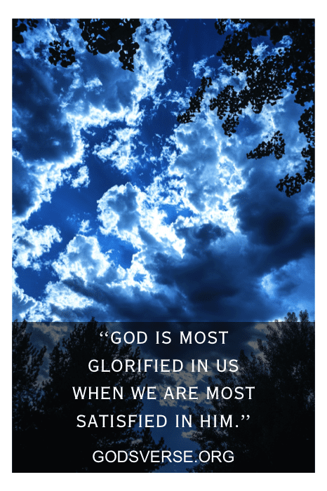 Dramáticas nubes con rayos de sol iluminan una cita sobre glorificación y satisfacción en Dios de godsverse.org, que ofrece citas inspiradoras de devoción.