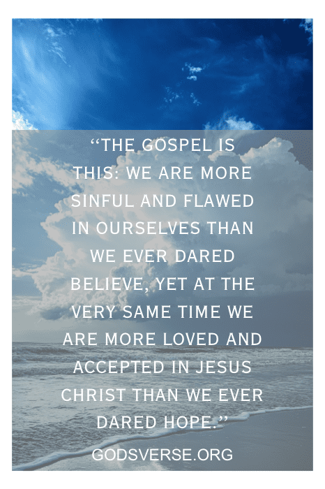 Inspiradoras citas de devoción adornan el cielo y el mar como telón de fondo, reflexionando sobre el pecado, el amor y la aceptación en Jesucristo de Godsverse.org.