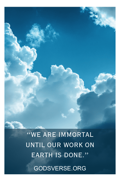 Unas nubes esponjosas sobre un cielo azul enmarcan una inspiradora cita devocional sobre la inmortalidad de godsverse.org.
