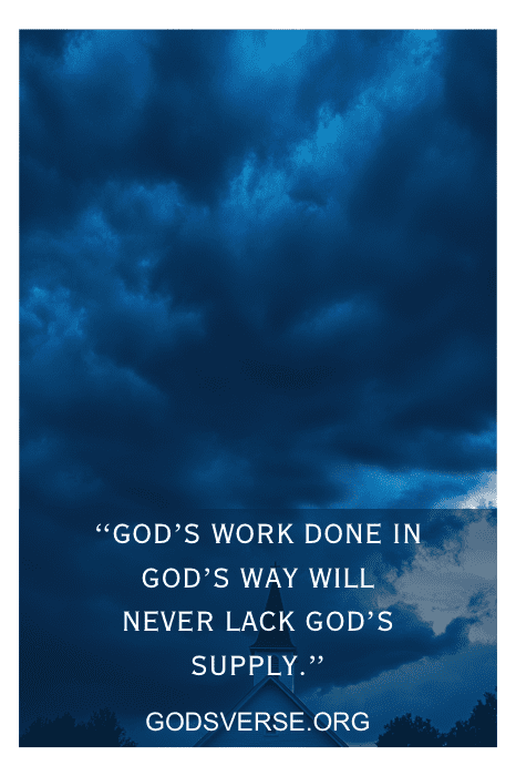Cielo tormentoso con una cita devocional inspiradora: "El trabajo de Dios hecho a la manera de Dios nunca carecerá del suministro de Dios". - Godsverse.org.