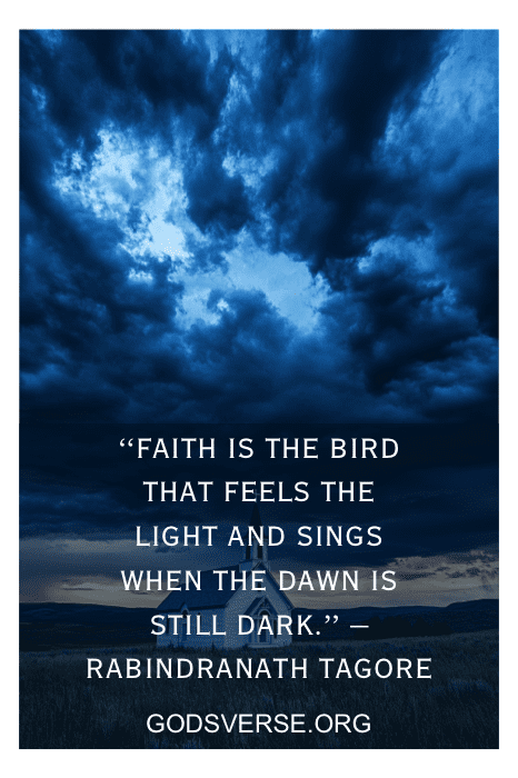 Un dramÔtico cielo nublado se cierne sobre el campo, evocando la cita de Tagore sobre la fe y el amanecer. Esta conmovedora escena resuena entre aquellos que buscan inspiración espiritual, por lo que es perfecta para las citas de la iglesia en Instagram. Visita "godsverse.org" para obtener mÔs información.