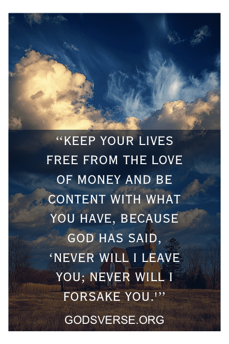 Un fondo de cielo espectacular muestra una cita bíblica sobre la satisfacción, resaltando la promesa de Dios y recordándote la reconfortante verdad que se encuentra en los versículos "Dios está contigo", de Godsverse.org.