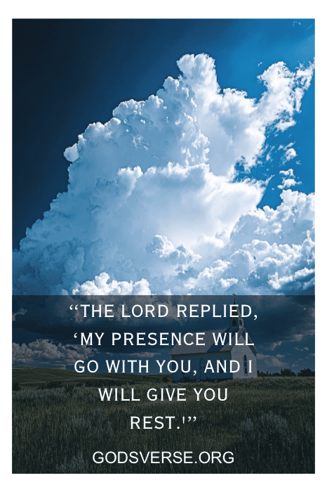 Una gran nube se cierne sobre el campo cubierto de hierba, acompañada de una cita del Versículo de Dios sobre la presencia y el descanso divinos, que nos recuerda la reconfortante verdad que se encuentra en los Versículos de Dios está contigo.
