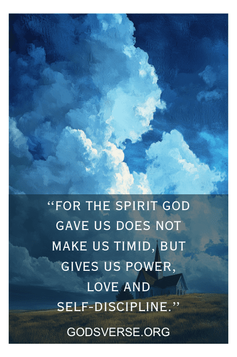 Un cielo nublado se cierne sobre una pequeña casa, reflejando serenidad. Una cita sobre el poder, el amor y la autodisciplina adorna la escena, que recuerda a los versículos de la Biblia para el TOC que aportan consuelo y orientación.