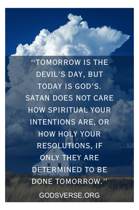 Citas inspiradoras de devoción sobre un fondo de cielo nublado nos recuerdan la importancia de actuar hoy, atribuidas a godsverse.org.