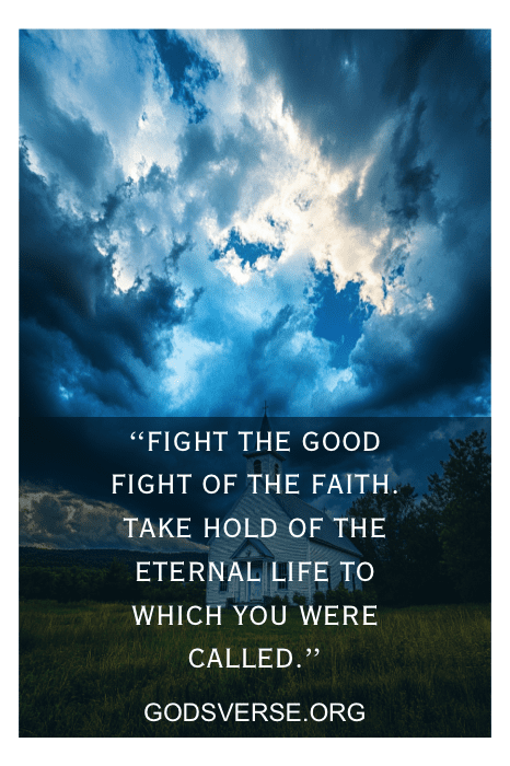 Céu nublado dramático sobre paisagem com texto: "Combata o bom combate da fé... Continue". God's Verse.org.