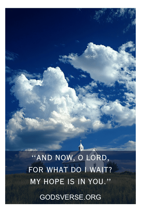 Uma igreja sob um céu azul com nuvens, adornada com uma citação sobre esperança em Deus do godsverse.org, inspira reflexão. Ecoando os versículos do Salmo sobre a vida, ela convida à contemplação da fé e da resiliência em meio à jornada da vida.