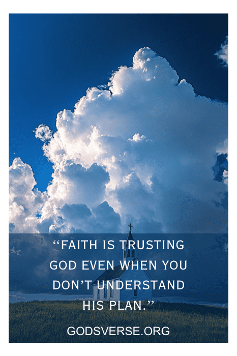 Grandes nubes detrƔs de una colina con una cruz; el texto dice: "La fe es confiar en Dios incluso cuando no entiendes su plan." Perfecto para aquellos que buscan citas de la iglesia para Instagram.