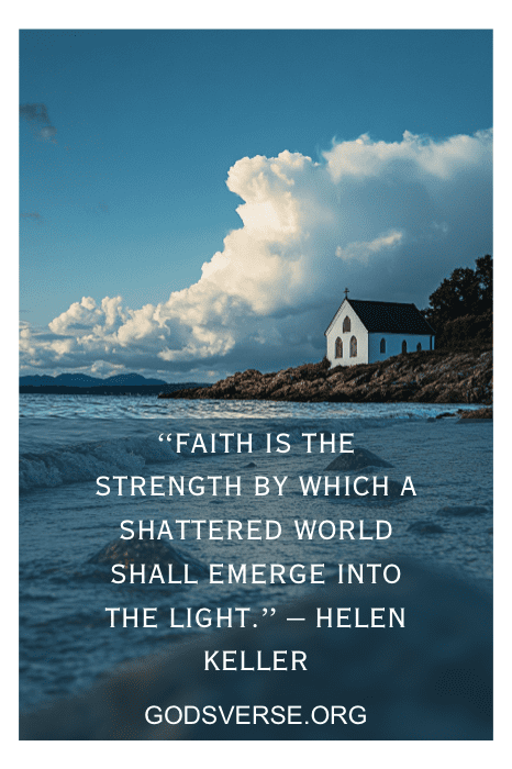 Una pequeña iglesia costera, perfecta para aquellos que buscan citas de la iglesia para Instagram, cuenta con una cita de Helen Keller sobre la fe contra un impresionante telón de fondo del océano.