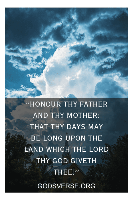 Céu dramático com nuvens e texto: "Honra teu pai e tua mãe..." de godsverse.org, um lembrete atemporal adequado para as citações cristãs do Dia dos Pais.